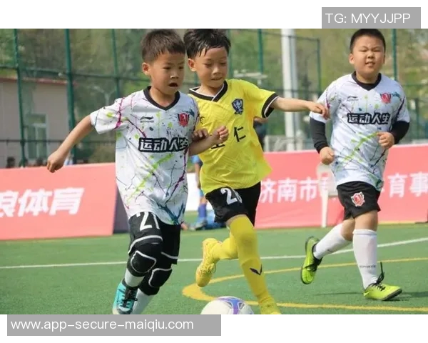 少儿足球体育培训助力孩子全面发展培养团队精神与运动能力的最佳选择